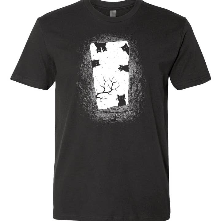 BLACK CATS LOOKING IN A GRAVE T-SHIRT