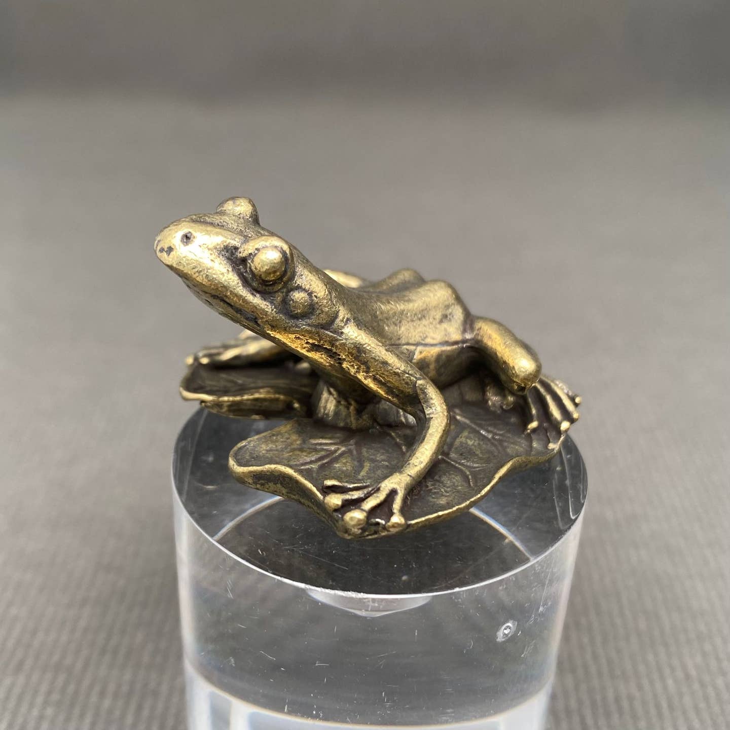 MINIATURE BRASS FROG ON LOTUS LEAF