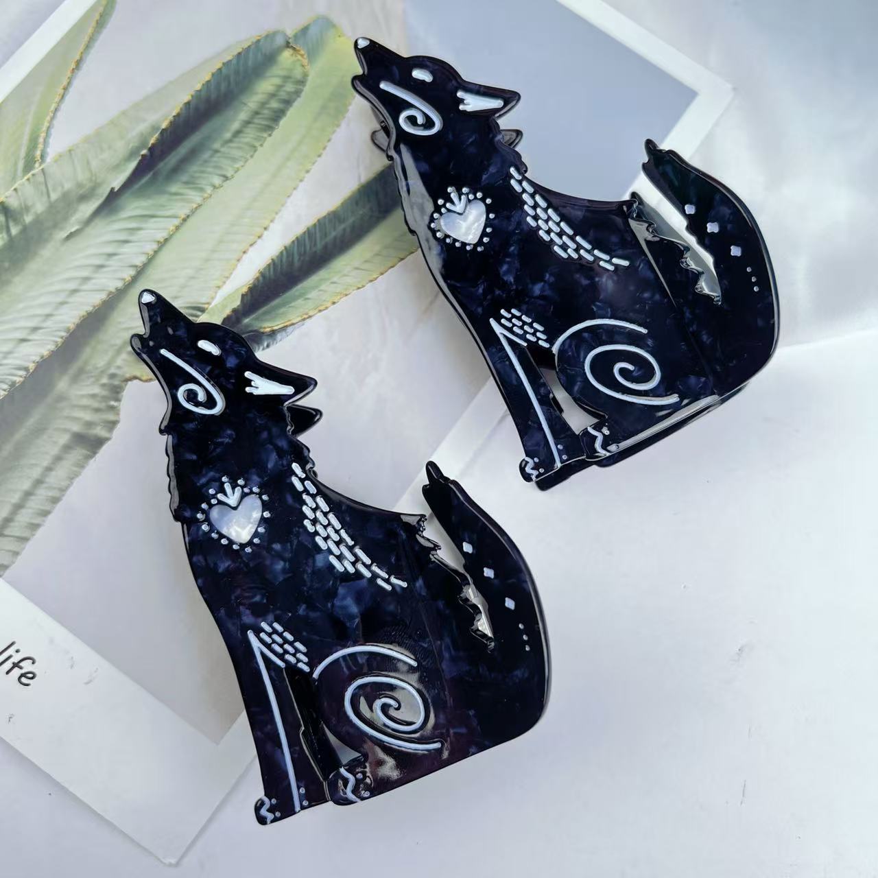 HOWLING WOLF HAIR CLIP