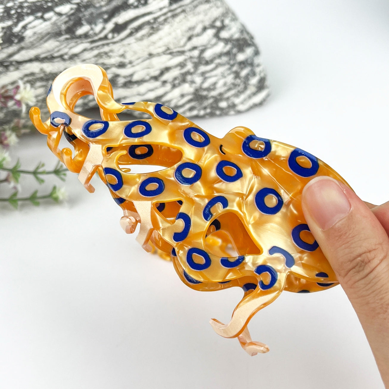 BIG BLUE RING OCTOPUS HAIR CLAW