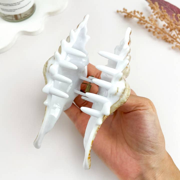 SEASHELL HAIR CLAW