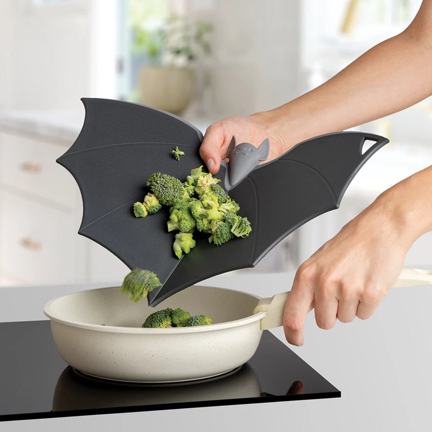 BATTY THE FOLDABLE CUTTING BOARD