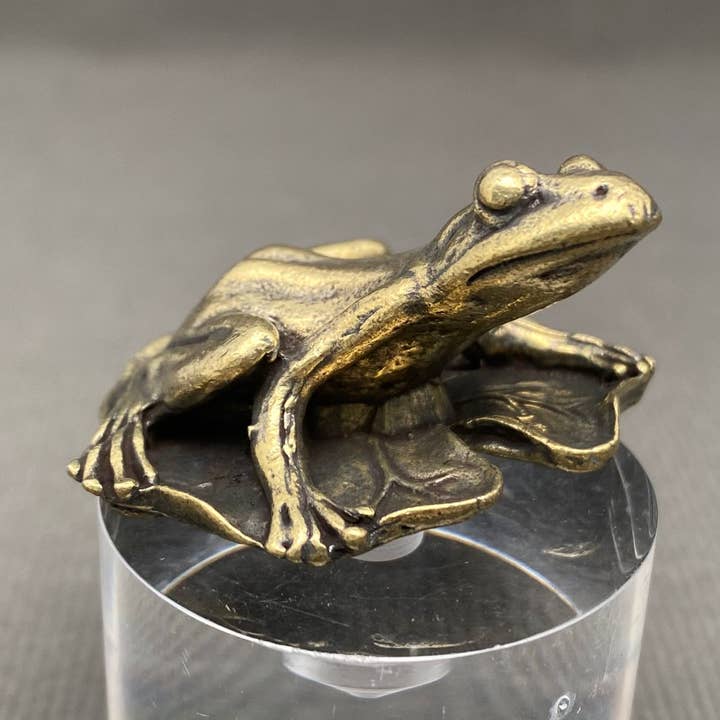 MINIATURE BRASS FROG ON LOTUS LEAF