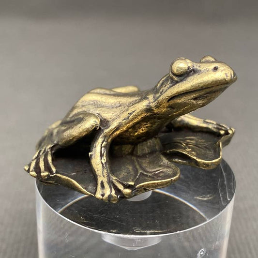 MINIATURE BRASS FROG ON LOTUS LEAF