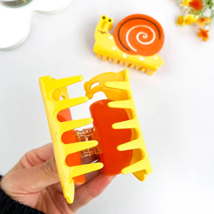 SLOW PACED CUTE SNAIL CLAW CLIP