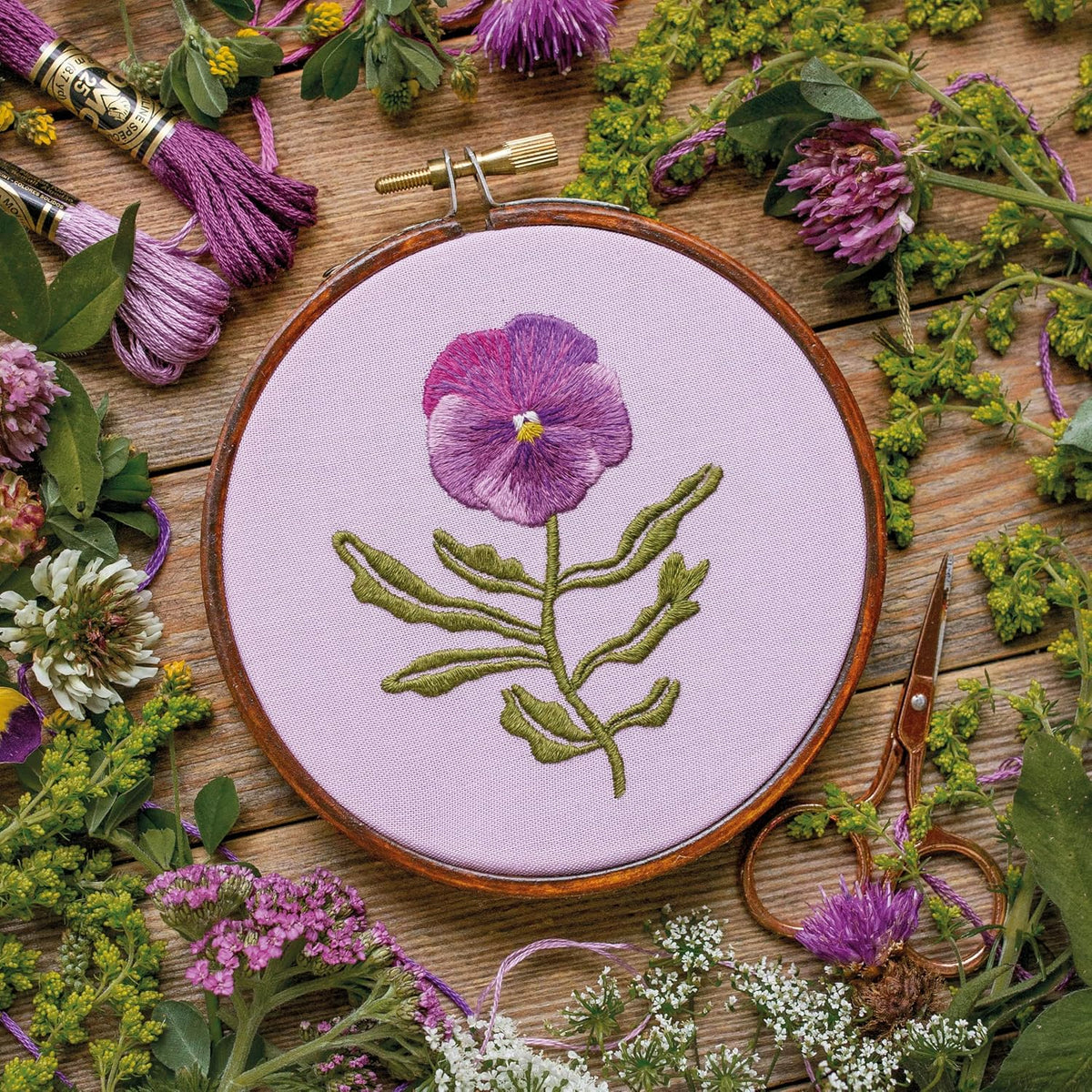 PAINT WITH THREAD: IN THE GARDEN: A STEP-BY-STEP GUIDE TO EMBROIDERY BY EMILLIE FERRIS