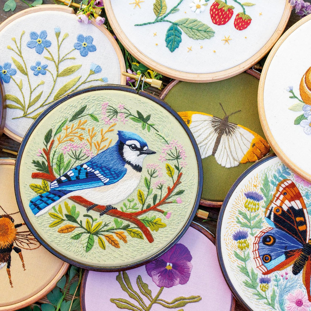 PAINT WITH THREAD: IN THE GARDEN: A STEP-BY-STEP GUIDE TO EMBROIDERY BY EMILLIE FERRIS